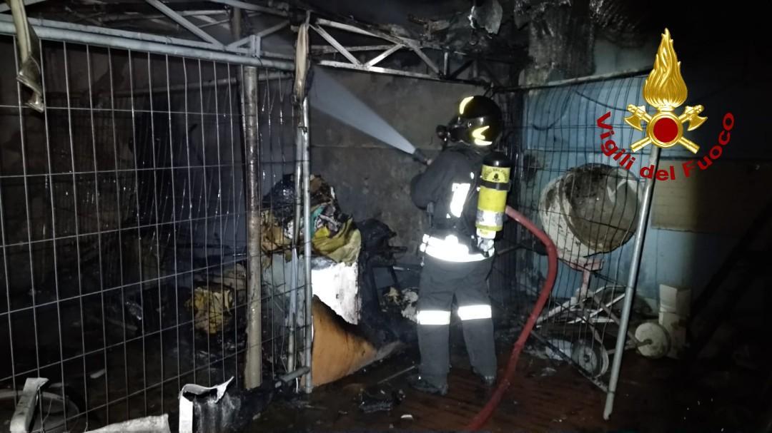 L'intervento dei vigili del fuoco per l'incendio di un rimessaggio a Mezzana