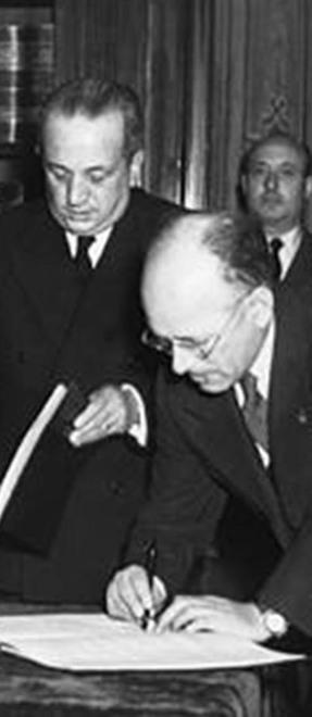 De Nicola firma la Costituzione