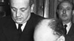 De Nicola firma la Costituzione