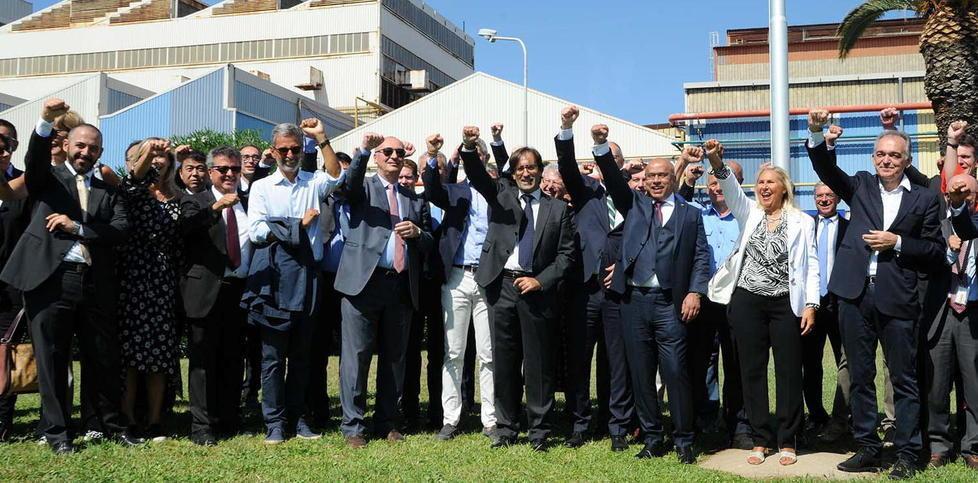 Dirigenti e ospiti festeggiano a pugno chiuso: è il rituale della nuova proprietà della Magona per le nuove acquisizioni (foto Paolo Barlettani)