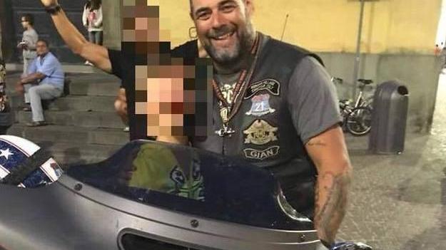 La rivincita contro i bulli: si fa accompagnare in classe da un harleysta