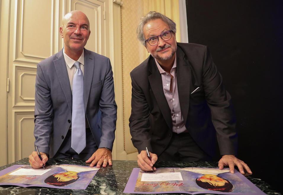 Il sindaco Salvetti e Marc Restellini firmano il contratto della mostra