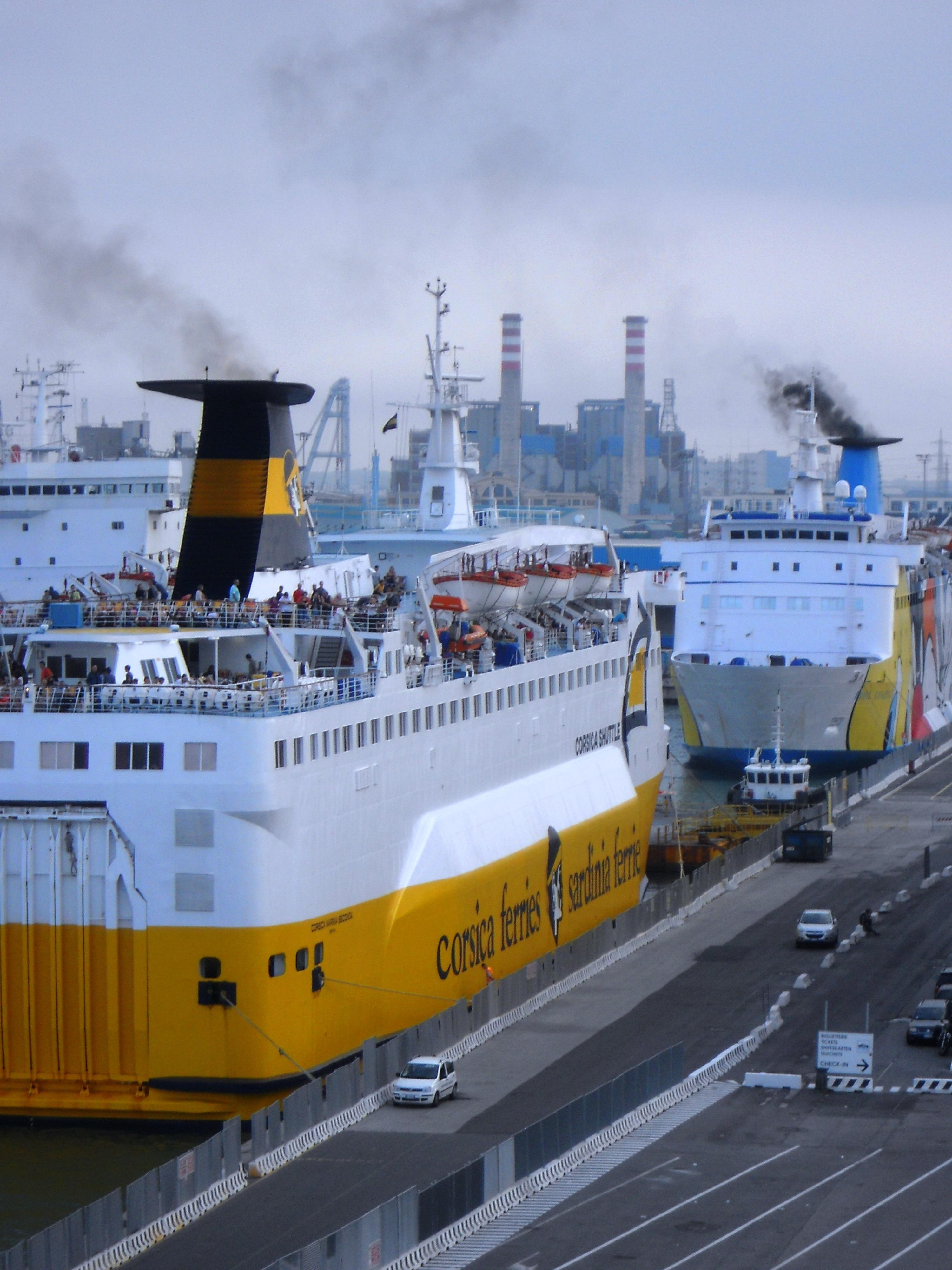 Porto di Livorno, dalle navi record di inquinamento: zolfo nell’aria come da milioni di auto 