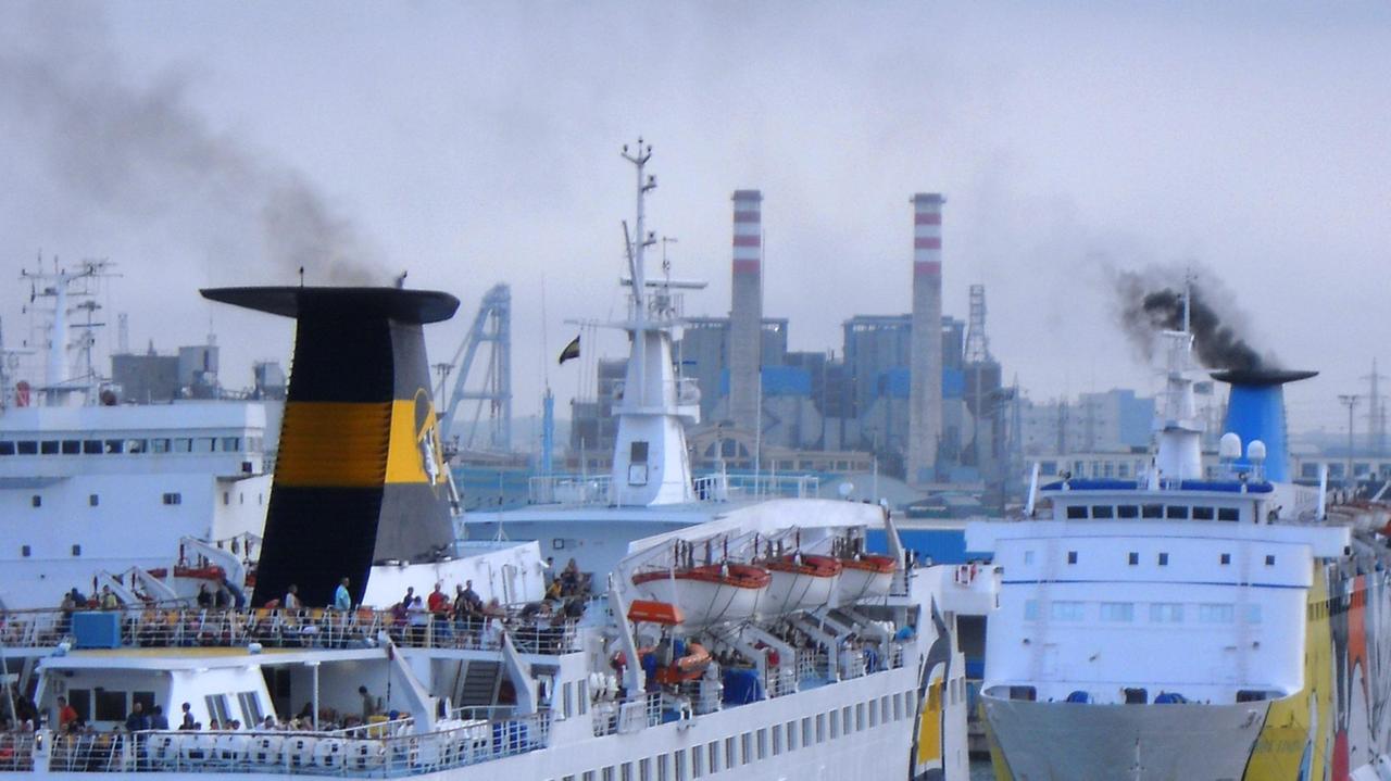 Porto di Livorno, dalle navi record di inquinamento: zolfo nell’aria come da milioni di auto