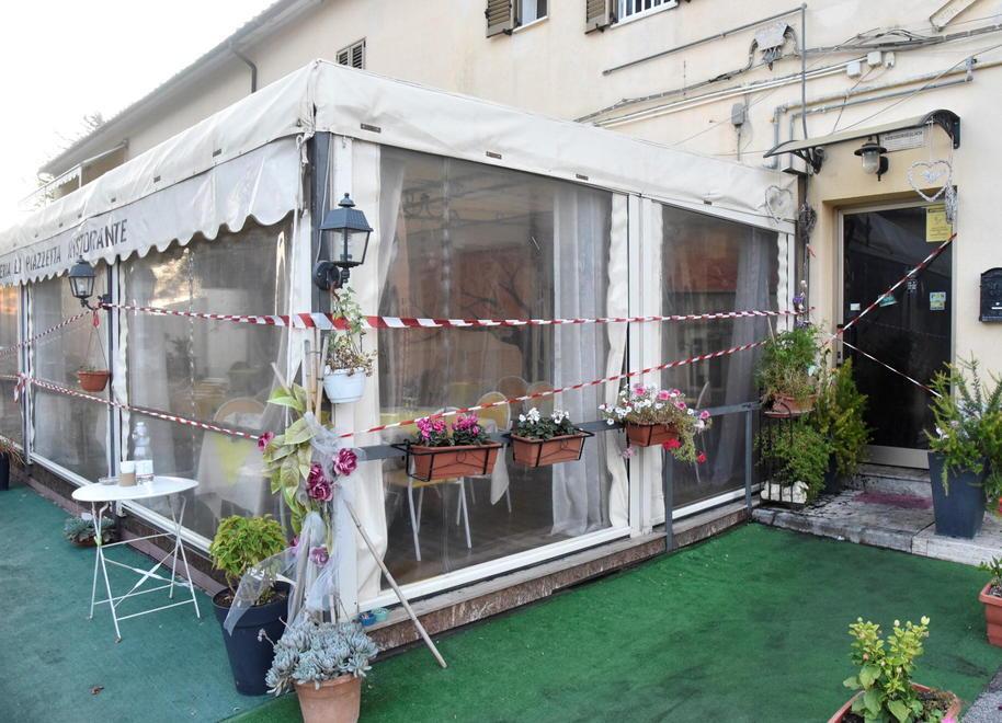 La pizzeria distrutta dalle fiamme a Valpiana (foto Bruno)