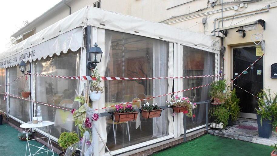 La pizzeria distrutta dalle fiamme a Valpiana (foto Bruno)