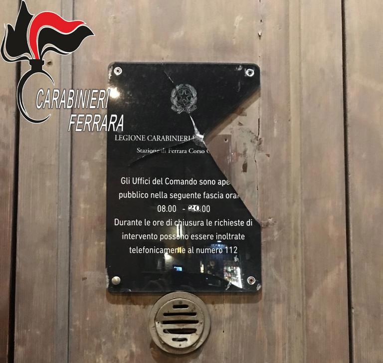I danni al portone della stazione dei carabinieri in corso Giovecca a Ferrara