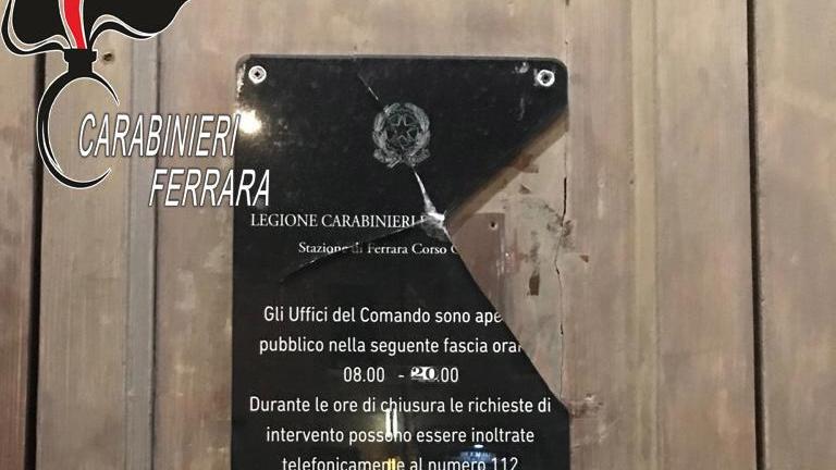 I danni al portone della stazione dei carabinieri in corso Giovecca a Ferrara