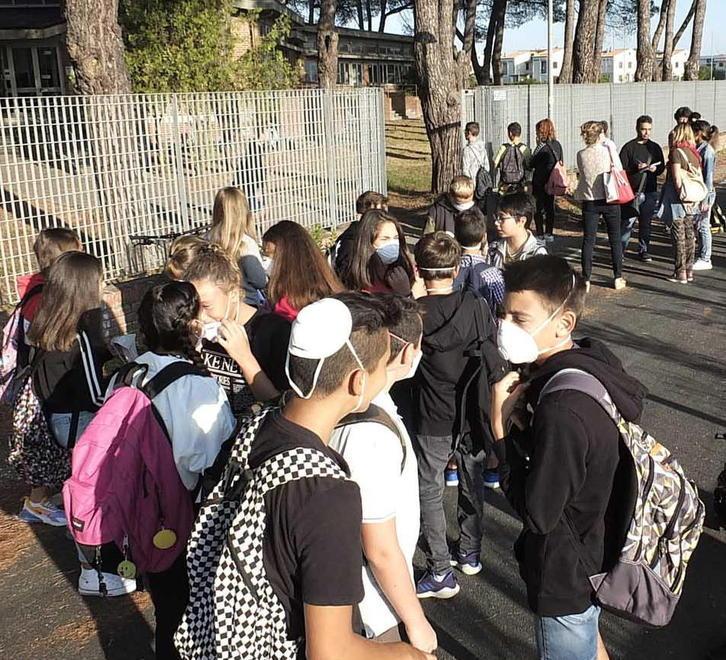 Primo giorno di scuola con mascherine al volto per l’odore dei concimi 