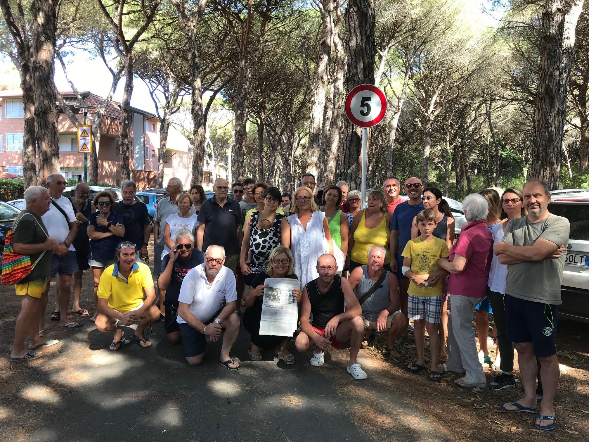 Abitanti e proprietari di seconde case del quartiere di Rosmarina, a Marina di Grosseto, il giorno della protesta per le strade dissestate