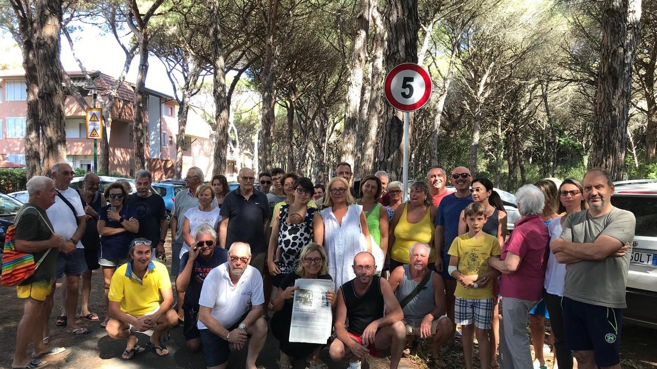 Abitanti e proprietari di seconde case del quartiere di Rosmarina, a Marina di Grosseto, il giorno della protesta per le strade dissestate