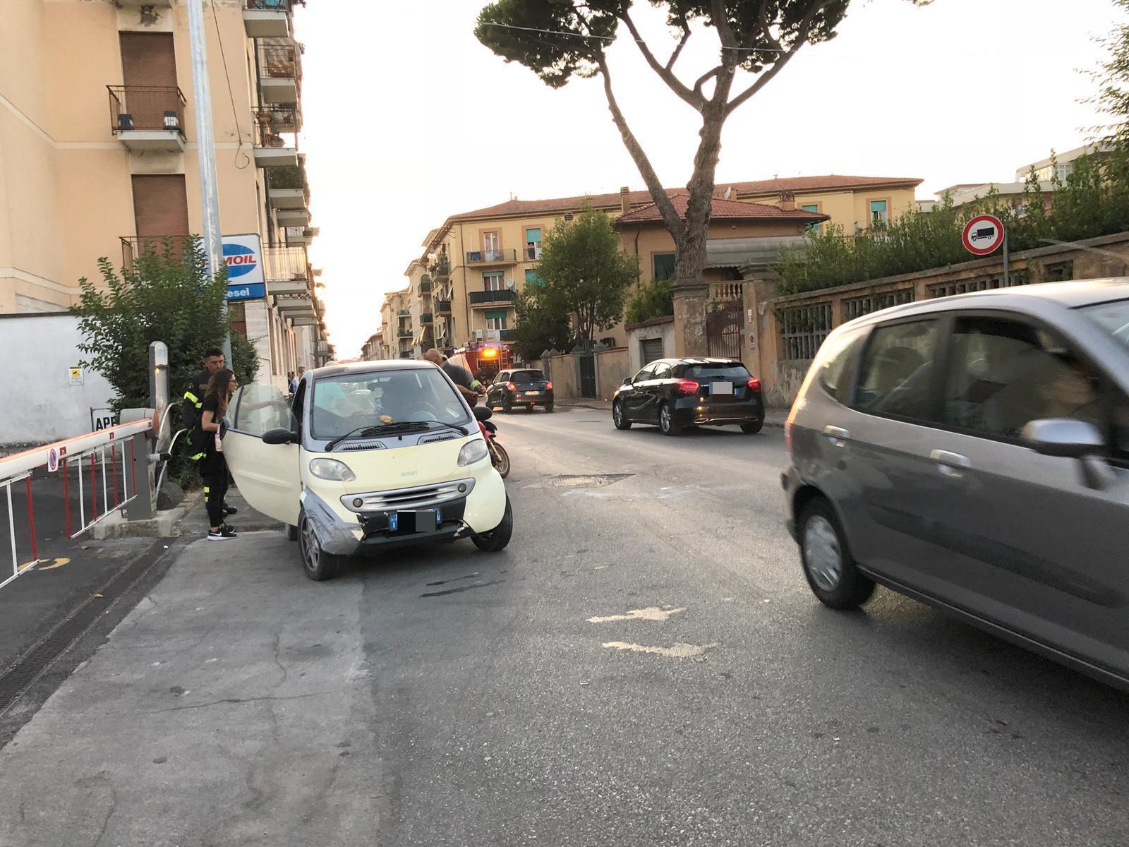 La Smart che ha iniziato a prendere fuoco