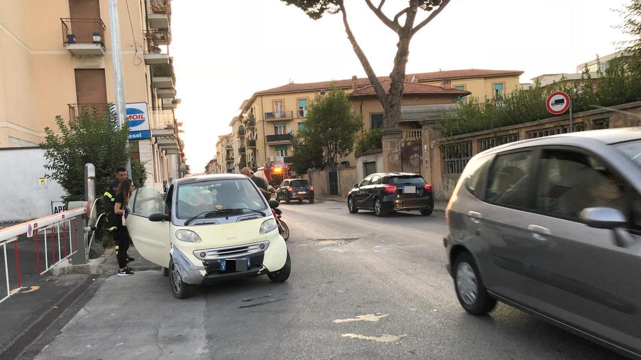 La Smart che ha iniziato a prendere fuoco