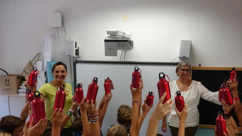 Le insegnanti Susanna Hoda e Maria Laura Falcone consegnano le borracce (Repetti/Pentafoto)