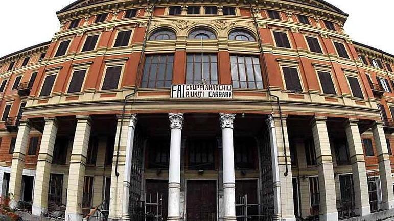 «Il Politeama va demolito e poi ricostruito»