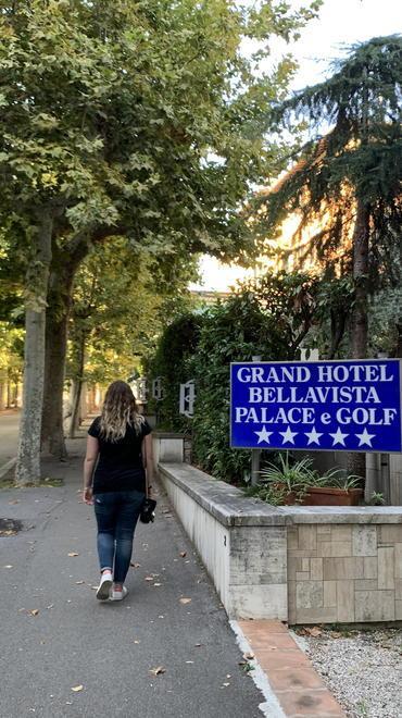 Calci in faccia all’anziana turista per rapinarla 
