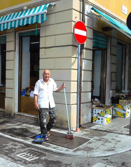 A 82 anni pulisce la strada