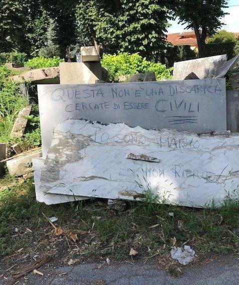Dalle discariche di marmo alle strade dissestate: «Benvenuti a Macelligrad»