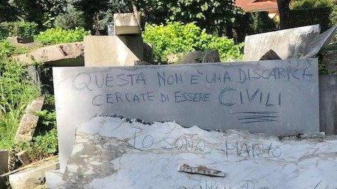 Dalle discariche di marmo alle strade dissestate: «Benvenuti a Macelligrad»
