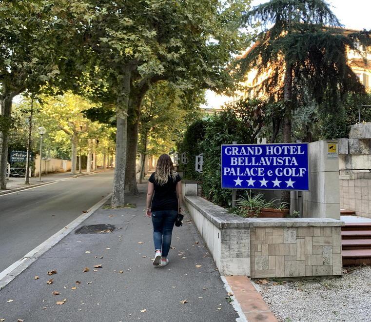 Calci in faccia all’anziana turista Il rapinatore fugge con la borsa 