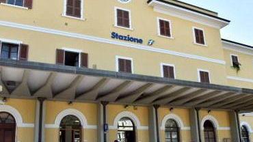 Alba di sangue e paura alla stazione A terra due feriti a colpi di coltello