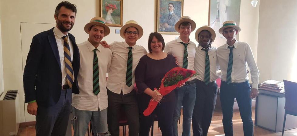 Borracce e burattini per gli alunni più piccoli, traslochi per i grandi 
