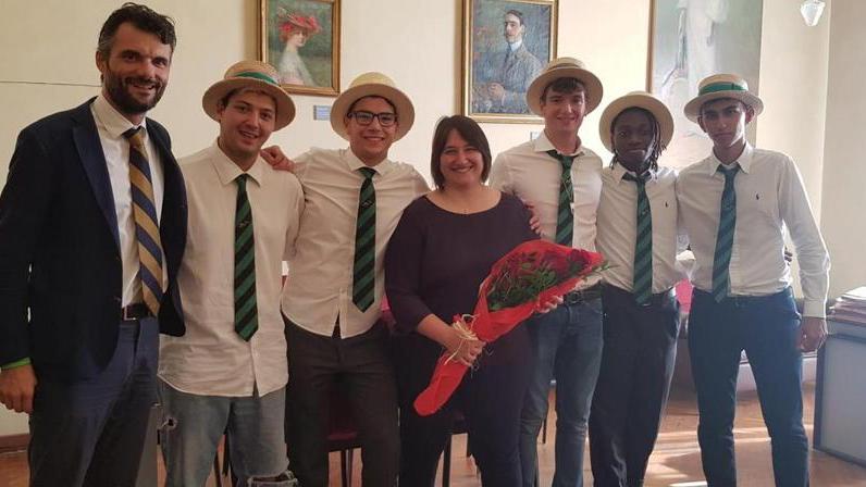 Borracce e burattini per gli alunni più piccoli, traslochi per i grandi