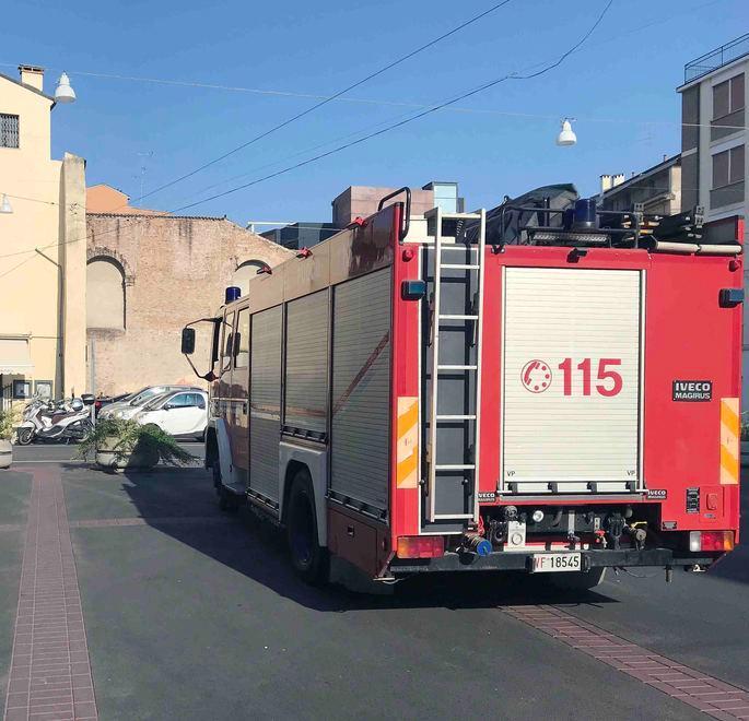 I vigili sbloccano l’ascensore