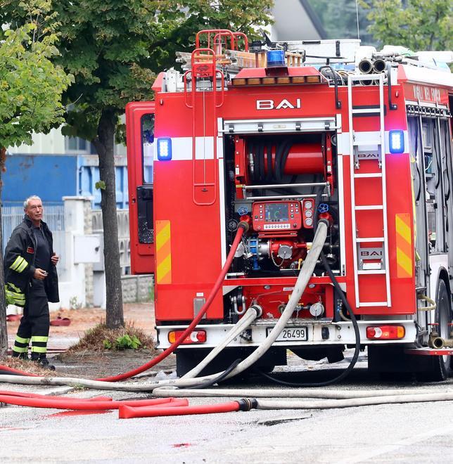 Incendio in un deposito in fumo legna e attrezzi 