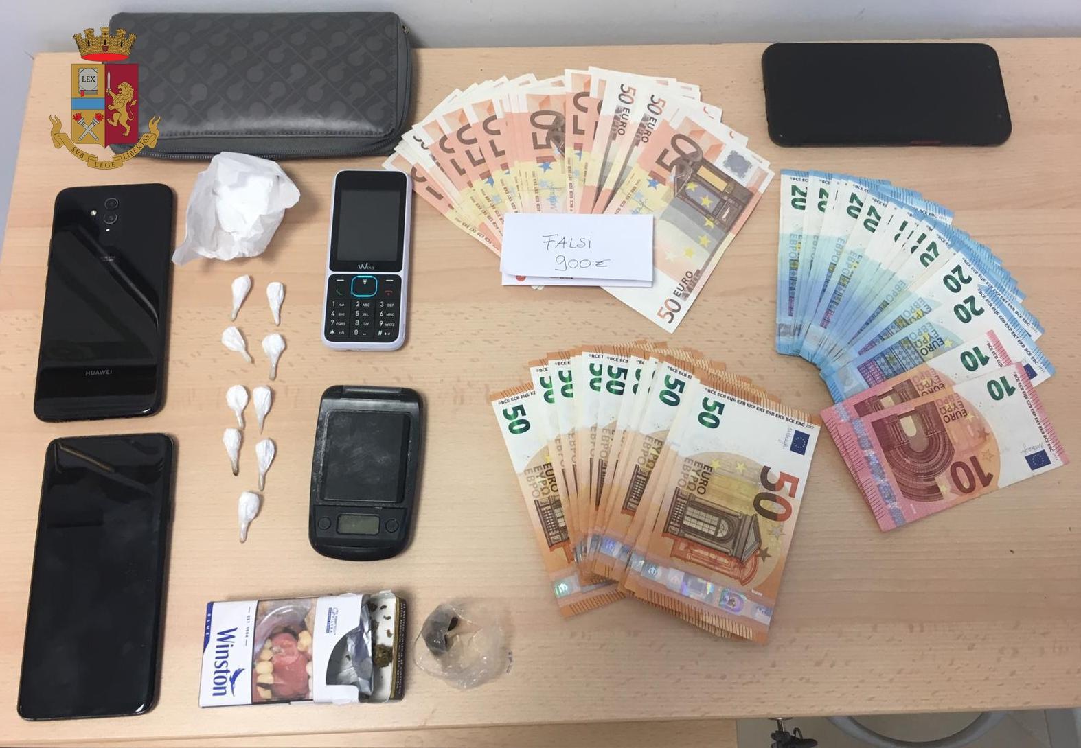 Lo stupefacente e le banconote false sequestrate al tunisino