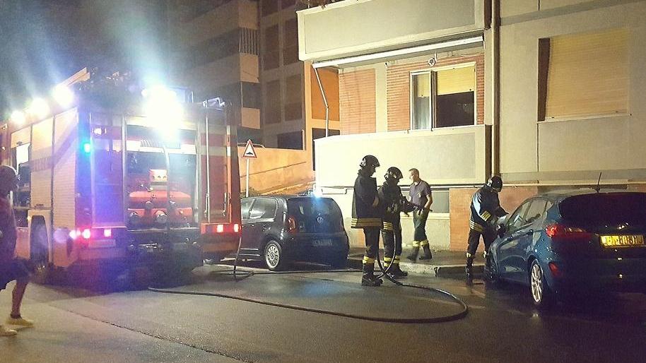 Un boato e auto a fuoco, paura in un condominio