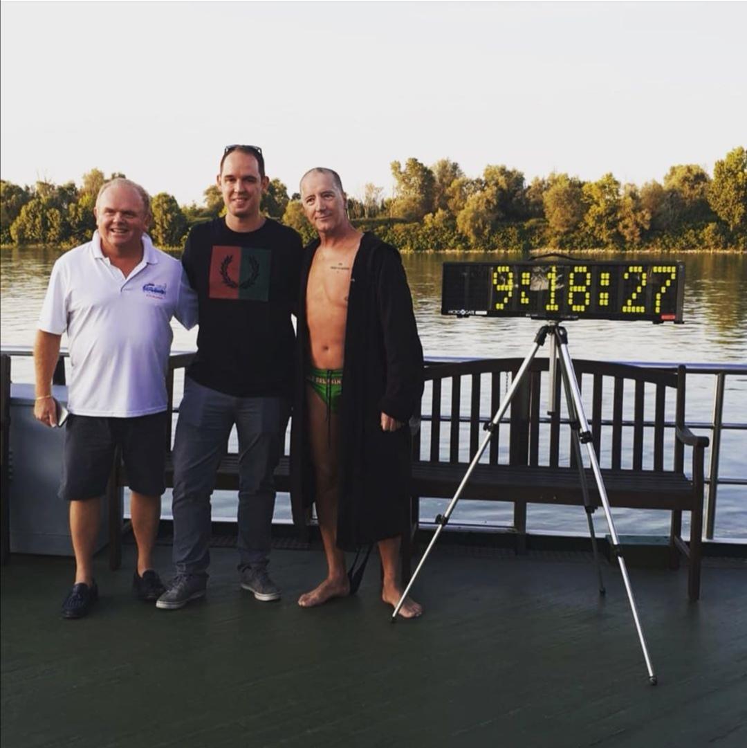 Il recordman Walter D'angelo (a destra) con il vice sindaco di Boretto Andrea Codelupi e Giuliano Landini