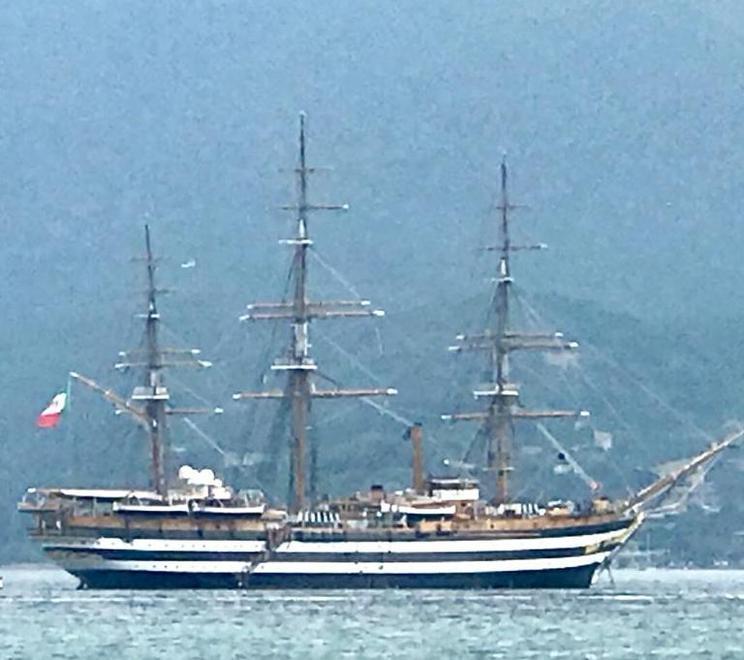 La Vespucci in rada (foto Gio' Di Stefano)