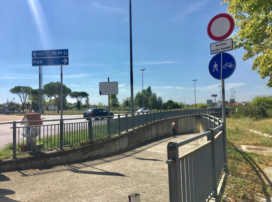 L’ingresso del sottopasso nella zona dei cimiteri dove è avvenuta l’aggressione