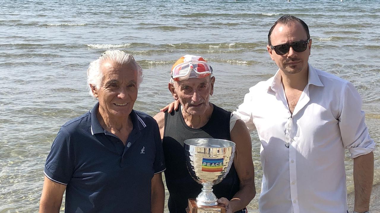 Romani Neri (a sinistra) e il sindaco di Follonica Andrea Benini (a destra) accolgono Nicola Mosca dopo l'impresa (foto Giorgio)