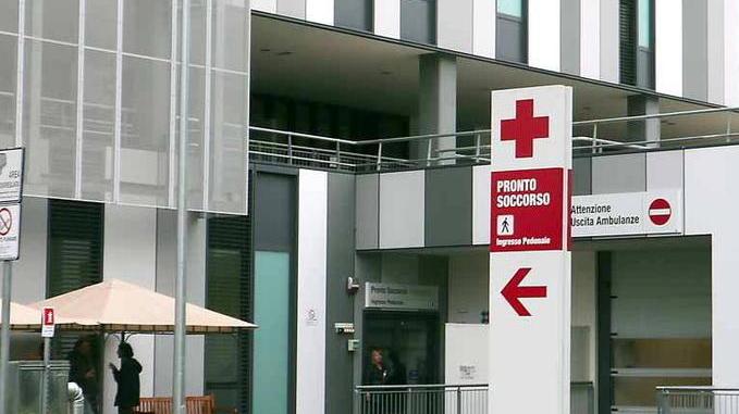Picchiata dai suoceri davanti ai figli: finisce in ospedale con il volto tumefatto
