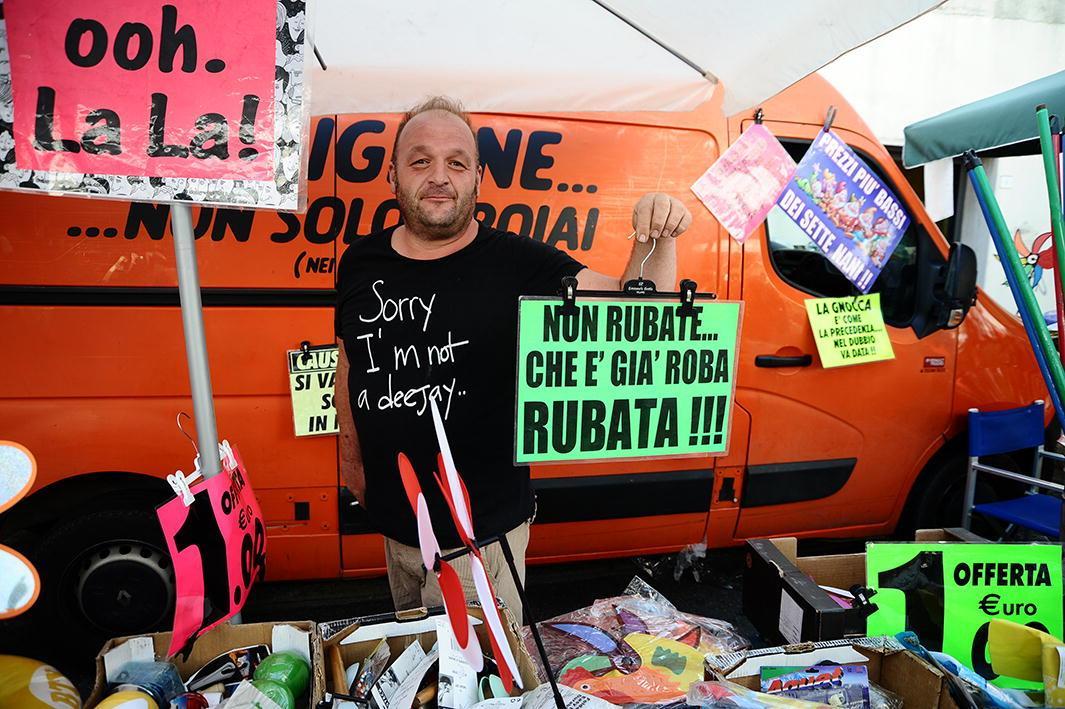 Allarme borseggi al mercato di Cecina, gli ambulanti in coro: «Servono i vigilantes» 