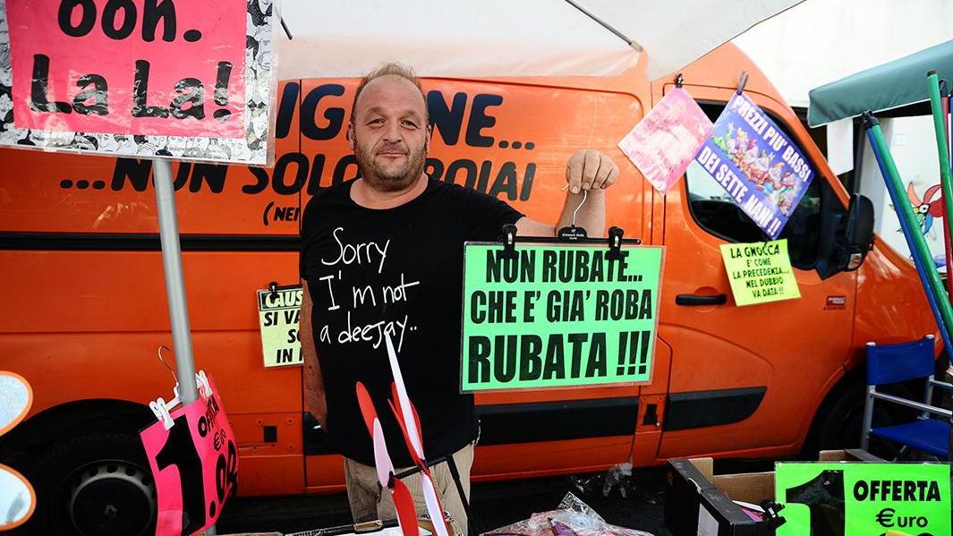 Allarme borseggi al mercato di Cecina, gli ambulanti in coro: «Servono i vigilantes»