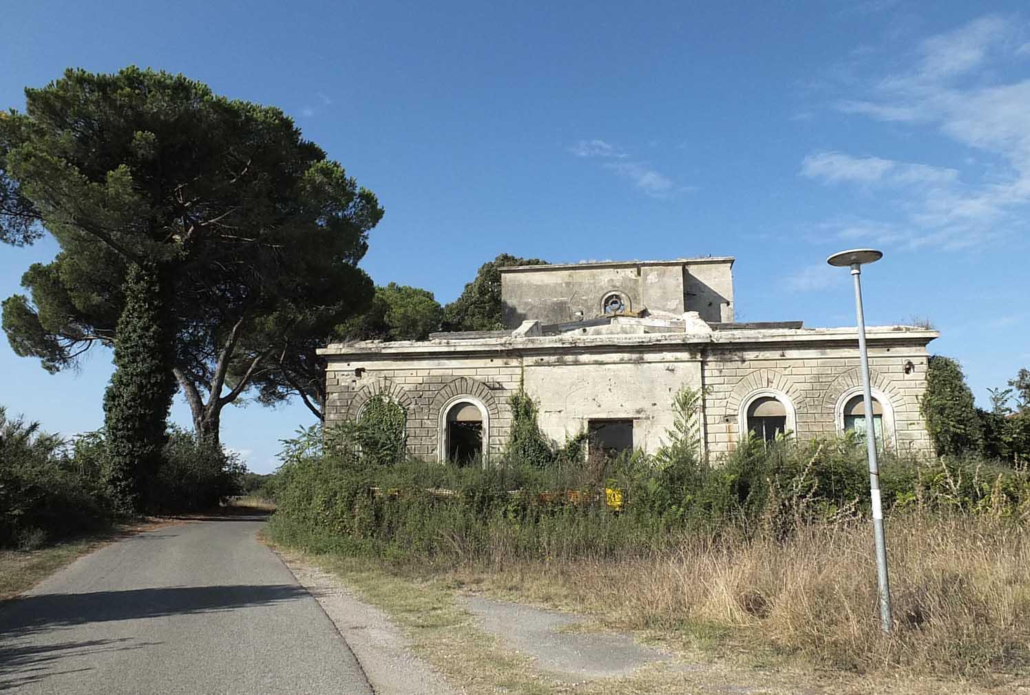 La stazione Marconi avvolta dalla vegetazione