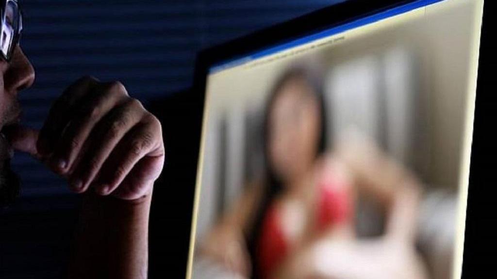 Ricatto a luci rosse: "Se non mi aiuti dico a tutti dove tuo marito nasconde i soldi al nero"
