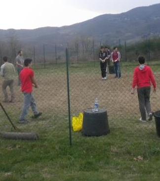Volontari ripuliscono il “campino”