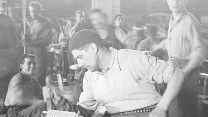 Dentro la Taddei, simbolo dell’arte del vetro ma testimone anche delle atrocità del nazismo