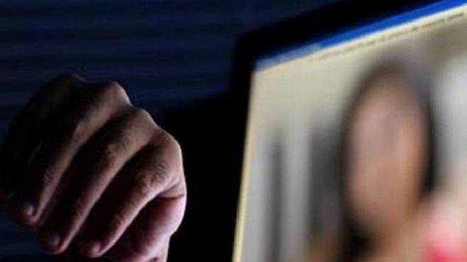 Ricatto a luci rosse, patteggia l’ex amante