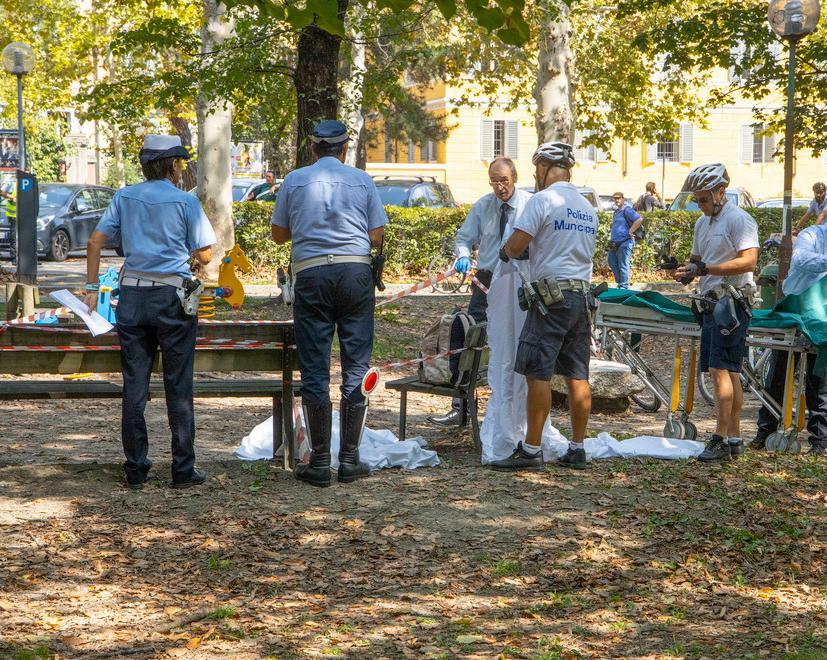 Uomo trovato morto nel parco Rimembranze