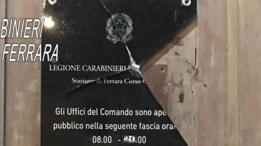 Cinquanta martellate contro la caserma Arrestato e processato