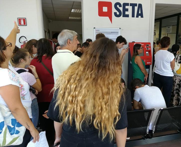 Seta, è caos in biglietteria Caldo e code senza fine «Una fila di due giorni»