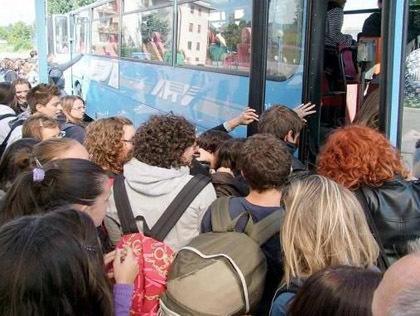 Studenti a piedi, Tper modifica: «Caos per gli orari provvisori» 