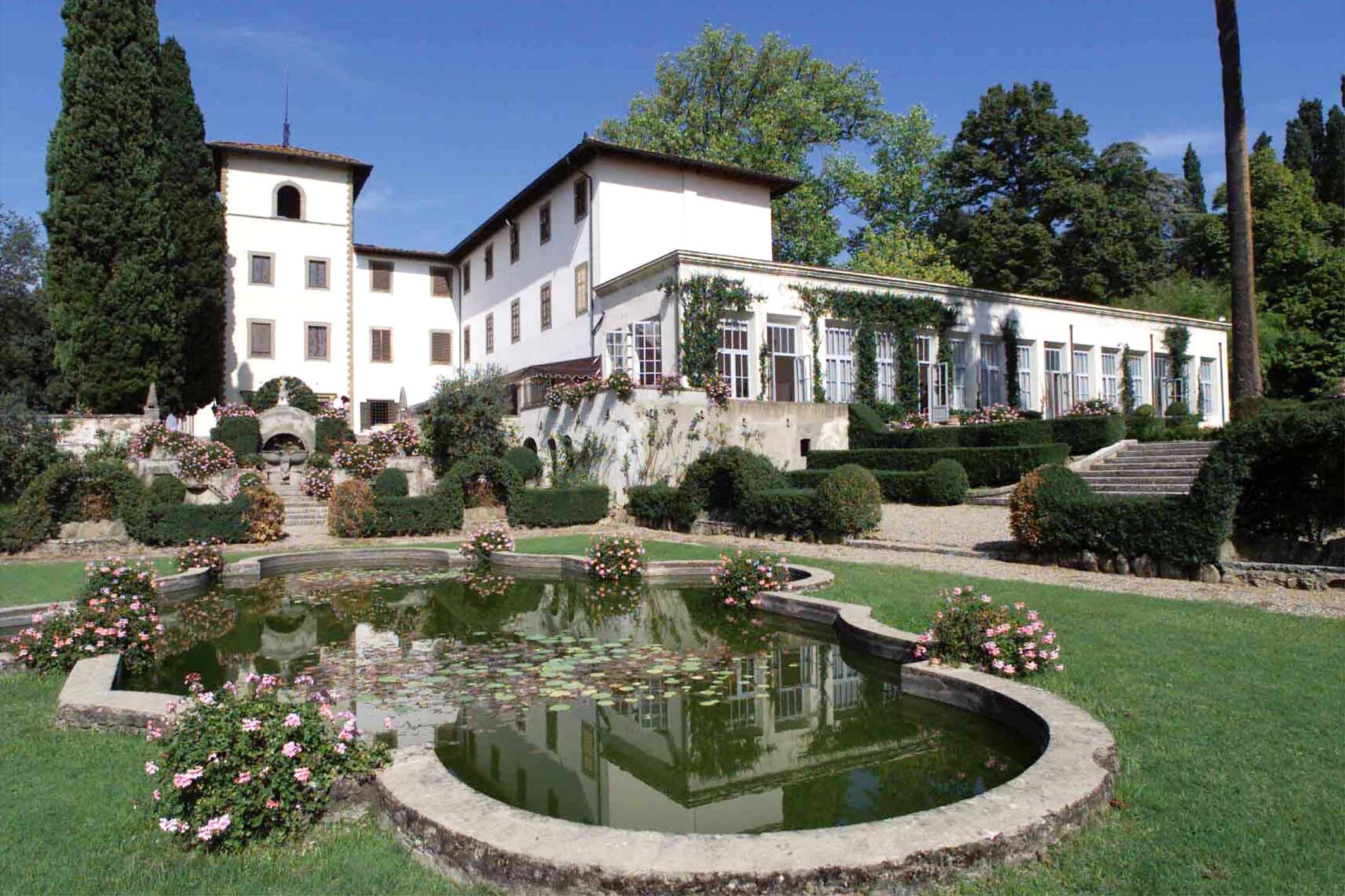 Mega festa nella villa toscana del magnate della sanità: ospiti Queen e Beach Boys 