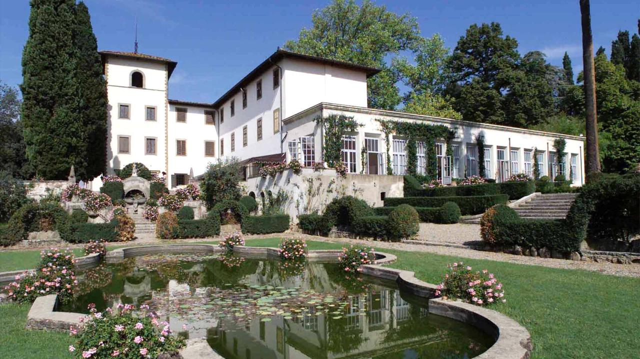 Mega festa nella villa toscana del magnate della sanità: ospiti Queen e Beach Boys