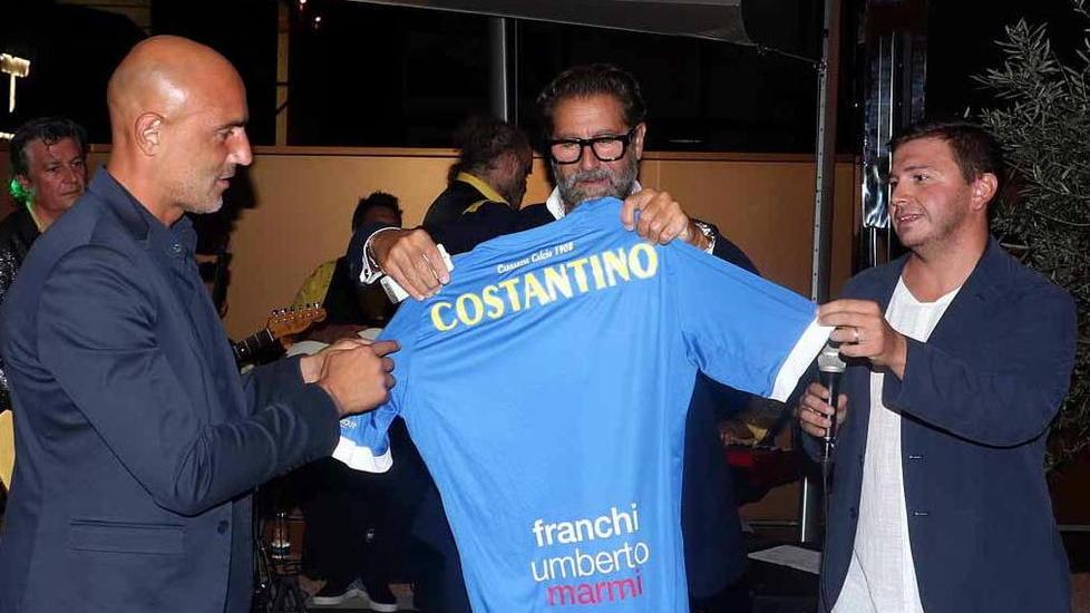 Giovanni Costantino riceve la maglia della Carrarese da Massimo Maccarone e Fabio Sebastiani